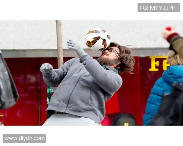 足球巨星化身普通路人隐藏身份引发街头趣味互动