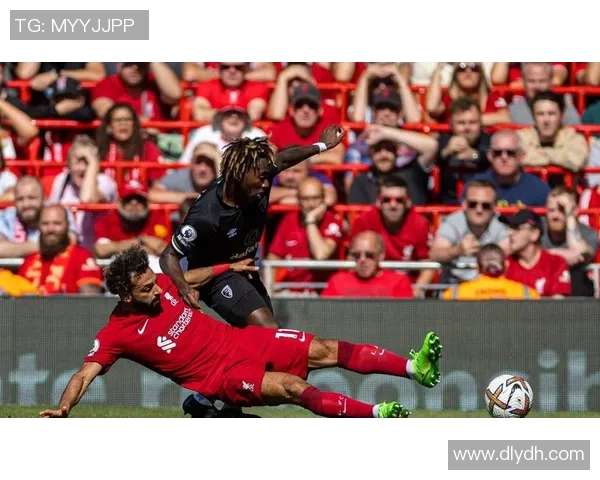 足球巨星转会大揭秘：盘点夏季转会市场最具冲击力的球员转场瞬间